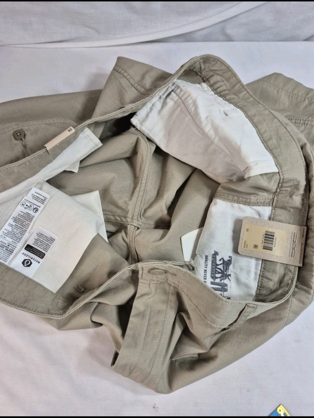Levi’s Mens Shorts Size 50 Carrier Cargo Shorts Khaki Knee Length Cotton NWT 40 - Picture 15 of 15